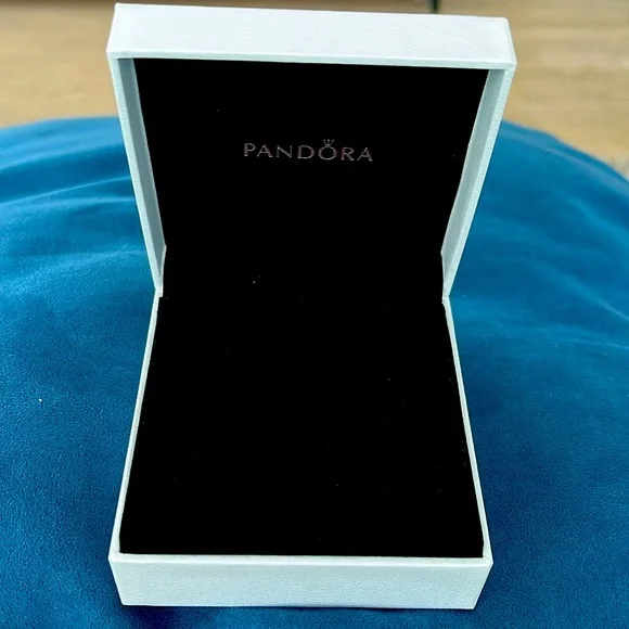 Authentic Pandora Box with Pouch (standard for bracelet or necklace) - Picture 2 of 7